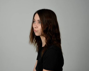 Esmer Kız Model Kafa ve Omuz Stüdyosu Portresi Tarafsız Basit Temel Temizlik Beyaz Arkaplanda İzole Edildi