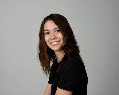 Esmer Kadın Başı ve Omuzcu Stüdyo Portresi Beyaz Arkaplanda İzole Mutlu Gülümseyen Şakacı İfadeler