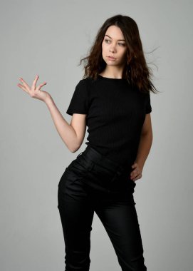 Esmer Kadın Siyah Tişörtlü Stüdyo Portresi Beyaz Arkaplanda İfade Edici El Hareketleri Modern Dystopian Moda ile İzole Edildi