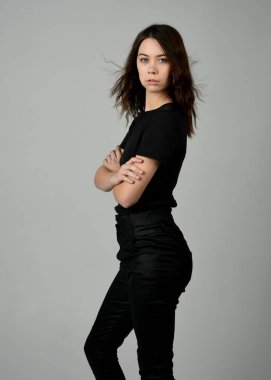 Esmer Kadın Siyah Tişört Stüdyosu Portresi Kollarını çaprazladı Beyaz Arkaplanda Kendinden emin Poz Verdi