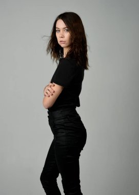 Esmer Kadın Siyah Tişört Stüdyosu Portresi Kollarını çaprazladı Beyaz Arkaplanda Kendinden emin Poz Verdi