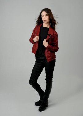 Kırmızı Deri Ceketli Esmer Kadın Tam Boylu Stüdyo Portresi Beyaz Arkaplanda İzole Edildi Modern Dystopian Moda