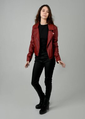 Kırmızı Deri Ceketli Esmer Kadın Tam Boylu Stüdyo Portresi Beyaz Arkaplanda İzole Edildi Modern Dystopian Moda