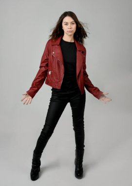 Kırmızı Deri Ceketli Esmer Kadın Tam Boylu Stüdyo Portresi Beyaz Arkaplanda İzole Edildi Modern Dystopian Moda