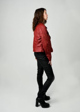 Kırmızı Deri Ceketli Esmer Kadın Tam Boylu Stüdyo Portresi Beyaz Arkaplanda İzole edilmiş Siluet Yüzlü Modern Dystopian Moda