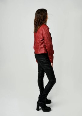 Kırmızı Deri Ceketli Esmer Kadın Tam Boylu Stüdyo Portresi Beyaz Arkaplanda İzole edilmiş Siluet Yüzlü Modern Dystopian Moda