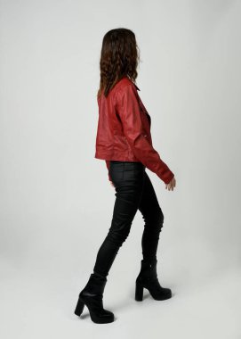 Kırmızı Deri Ceketli Esmer Kadın Tam Boylu Stüdyo Portresi Beyaz Arkaplanda İzole edilmiş Siluet Yüzlü Modern Dystopian Moda
