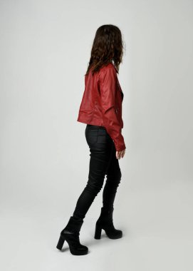 Kırmızı Deri Ceketli Esmer Kadın Tam Boylu Stüdyo Portresi Beyaz Arkaplanda İzole edilmiş Siluet Yüzlü Modern Dystopian Moda