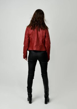 Kırmızı Deri Ceketli Esmer Kadın Tam Boylu Stüdyo Portresi Beyaz Arkaplanda İzole edilmiş Siluet Yüzlü Modern Dystopian Moda
