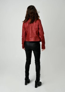 Kırmızı Deri Ceketli Esmer Kadın Tam Boylu Stüdyo Portresi Beyaz Arkaplanda İzole edilmiş Siluet Yüzlü Modern Dystopian Moda