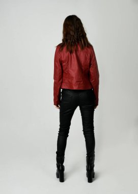 Kırmızı Deri Ceketli Esmer Kadın Tam Boylu Stüdyo Portresi Beyaz Arkaplanda İzole edilmiş Siluet Yüzlü Modern Dystopian Moda