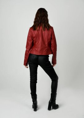 Kırmızı Deri Ceketli Esmer Kadın Tam Boylu Stüdyo Portresi Beyaz Arkaplanda İzole edilmiş Siluet Yüzlü Modern Dystopian Moda