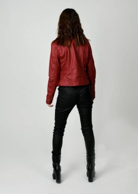 Kırmızı Deri Ceketli Esmer Kadın Tam Boylu Stüdyo Portresi Beyaz Arkaplanda İzole edilmiş Siluet Yüzlü Modern Dystopian Moda