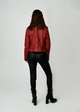 Kırmızı Deri Ceketli Esmer Kadın Tam Boylu Stüdyo Portresi Beyaz Arkaplanda İzole edilmiş Siluet Yüzlü Modern Dystopian Moda