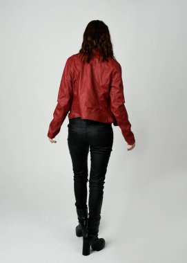 Kırmızı Deri Ceketli Esmer Kadın Tam Boylu Stüdyo Portresi Beyaz Arkaplanda İzole edilmiş Siluet Yüzlü Modern Dystopian Moda