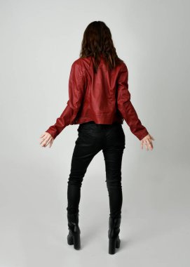 Kırmızı Deri Ceketli Esmer Kadın Tam Boylu Stüdyo Portresi Beyaz Arkaplanda İzole edilmiş Siluet Yüzlü Modern Dystopian Moda