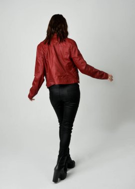 Kırmızı Deri Ceketli Esmer Kadın Tam Boylu Stüdyo Portresi Beyaz Arkaplanda İzole edilmiş Siluet Yüzlü Modern Dystopian Moda
