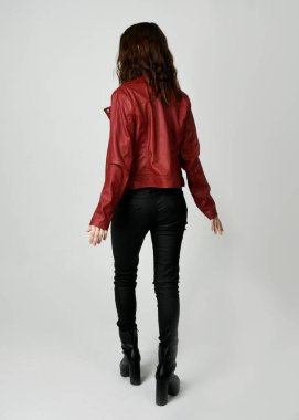 Kırmızı Deri Ceketli Esmer Kadın Tam Boylu Stüdyo Portresi Beyaz Arkaplanda İzole edilmiş Siluet Yüzlü Modern Dystopian Moda