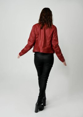 Kırmızı Deri Ceketli Esmer Kadın Tam Boylu Stüdyo Portresi Beyaz Arkaplanda İzole edilmiş Siluet Yüzlü Modern Dystopian Moda