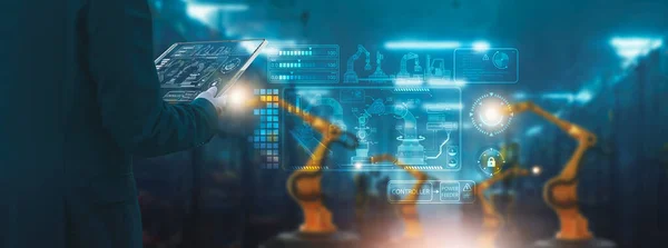 Fabrikadaki sanayi mühendisi, akıllı tablet cam cihaz kullanarak, otomatik robot kol makinesi öğrenme işlemini, konsept iş ve endüstri 4.0, yapay zeka veya yapay zeka, 5G ağı ile kontrol eder