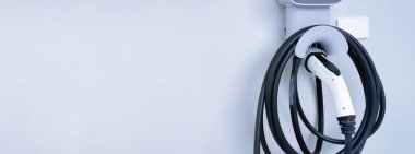 Fütüristik ev yapımı EV şarj araba kutusu, elektrik kablosu ve arabaya fiş tedariği, yeşil enerji ve ekolojik güç sürdürülebilir kaynak teknolojisi, yapay zeka veya yapay zeka akıllı araba ile elektrik arzını kontrol ediyor