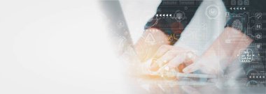 Dizüstü bilgisayar kullanan iş adamı, analitik iş pazarlaması, bulut depolama yoluyla dijital ekonomik veri büyüme planı