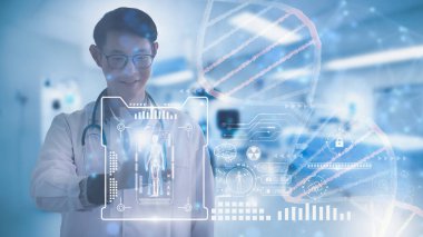 Dijital görsel ekran üzerinde çalışan bir doktor. Sistem analizi ağ sağlık teknolojisi bağlantısı hologram sanal ekran arayüzü, laboratuvarda online tıbbi muayene, panoramik başlık