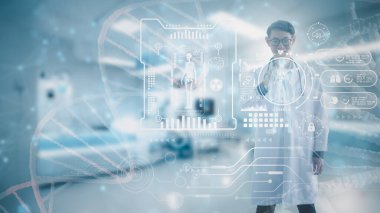 Dijital görsel ekran üzerinde çalışan bir doktor. Sistem analizi ağ sağlık teknolojisi bağlantısı hologram sanal ekran arayüzü, laboratuvarda online tıbbi muayene, panoramik başlık