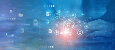 Dizüstü bilgisayar, çevrimiçi elektronik belge bilgi veritabanı, dijital dosya bulut depolama sistemi veya yazılım, çevrimiçi uyum kuralları kullanıcı yönetimi, iş platformu denetimi üzerinde çalışan işadamı