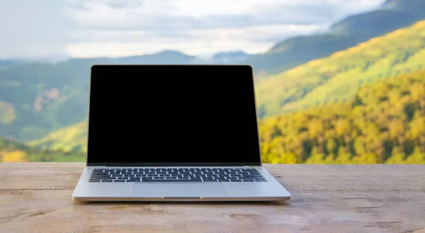 Laptop Computer Houten Tafel Terras Met Mooie Outdoor Achtergrond Natuur — Stockfoto