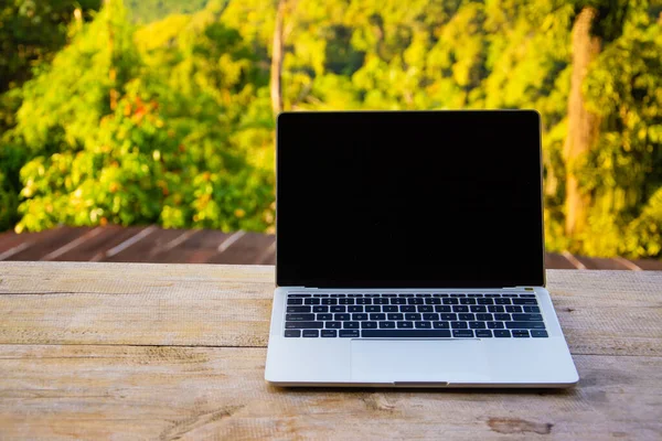 Laptop Computer Houten Tafel Terras Met Mooie Outdoor Achtergrond Natuur — Stockfoto