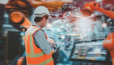 Fabrikadaki sanayi mühendisi, akıllı tablet cam cihaz kullanarak, otomatik robot kol makinesi öğrenme işlemini, konsept iş ve endüstri 4.0, yapay zeka veya yapay zeka, 5G ağı ile kontrol eder