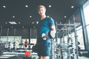 Spor salonunda spor salonunda halter egzersizi yapan yakışıklı bir erkek sporcu spor yaparken spor yaparken spor yaparken spor yaparken, spor yaparken mutludur. Egzersiz yaparken vücut yakma kavramından mutludur.