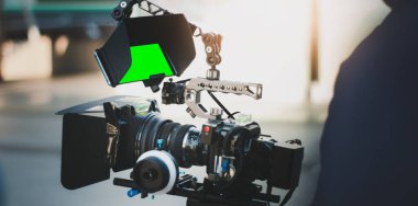 Bir video kamera filmi ve TV reklamı ile çekim ekipmanları, sahne arkasında video çekimi doğa arka planı.