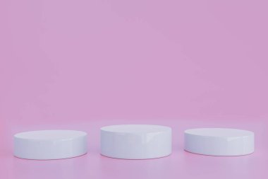 Pembe arka planda beyaz pastel daire podyumu, palmiye yaprağı dekorasyonu, konsept stüdyo vitrini, ürün sunumu, ürün sunumu, taklit podyum, reklam için sahne kaidesi, 3D canlandırma.