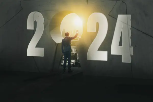 2024 Neue Jahreszahlen Der Wand Gelegenheit Geschäftsmann Steht Auf Der Stockfoto