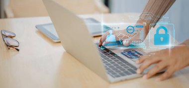 Müşteriler kredi kartı ödemelerini güvenlik, siber güvenlik ve fütüristik teknoloji konsepti, güvenli finansal işlemler için mobil bankacılık ve yapay zeka sistemi yapmak için mobil cihazlar ve dizüstü bilgisayarlar kullanıyorlar. 