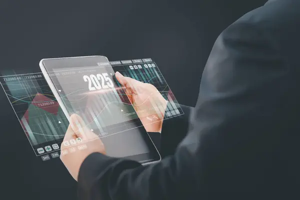 İş büyümesi ve endüstri konsepti için 2025 eğilimi, işaret oklu bilgisayar kullanan işadamı, hisse grafiği ve grafik geçmişi, yatırım, borsa planı yapmak için borsa ve strateji.