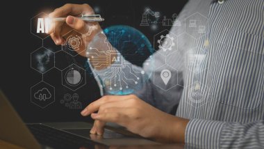 İş adamı etkileşimi AI güdümlü robotik süreç otomasyonu (RPA), Endüstri 4.0 Akıllı üretim, IoT, veri yönetimi, dijital dönüşüm sürücüsü Endüstrisi otomasyon yeniliği