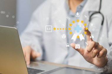 Dijital rozetli ve yıldızlı tıbbi kalite sertifikasının kavramsal görüntüsü, sağlık hizmeti onayı, güvenlik kontrolleri, hastane standartları, güvenilir bakım ve profesyonel teşhisleri sembolize ediyor