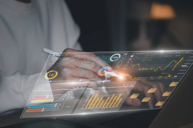 AI güdümlü finansal sezgileri olan güvenli dijital sistem. İşadamı KPI gösterge panellerini, siber güvenlik protokollerini ve fintech 'te veri koruma ve ekonomik kalkınma stratejilerini izliyor.
