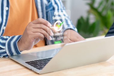 Yapay zeka sistemi, dijital ödemenin kredi kartıyla başarılı olduğunu doğruladı. Analist Fintech gösterge panelini yönetiyor, mali işlemleri ve siber güvenliği takip ediyor. Akıllı bankacılık ve çevrimiçi alışveriş analizleri.