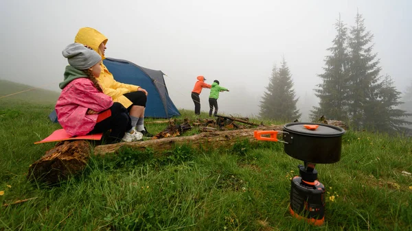 Familie Rust Bergen Met Een Tent Ochtend Regen Kinderen Oefenen — Stockfoto