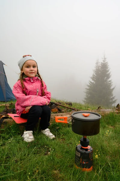Little Girl Sitting Burner Which Dinner Being Prepared Rest Tent — Stockfoto