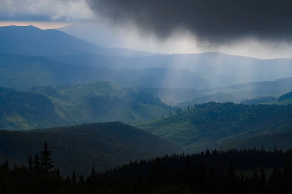 Regenwolken Karpaten Bewolkte Berg Petros Regenwolken Zonnestralen — Stockfoto