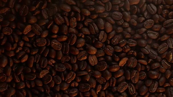 暖かい黄色の光の下でコーヒー豆クローズアップ ローストビーンズのHdビデオ — ストック動画