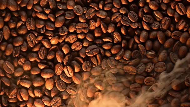 Rauchige Geröstete Kaffeebohnen Ansicht Der Textur Der Kaffeebohnen Von Oben — Stockvideo