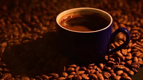 Egy Csésze Kávé Kávébabon Kávé Meleg Fénnyel Megvilágítva Kávé Fekete — Stock videók