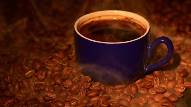 Ένα Φλιτζάνι Καφέ Μεταξύ Καβουρδισμένων Κόκκων Καφέ Ελαφρύ Καπνό Βίντεο — Αρχείο Βίντεο