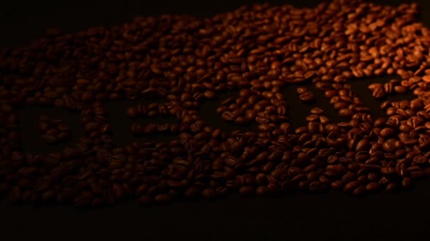 Palone Ziarna Kawy Oświetlone Ciepłym Światłem Czarnym Tle Wolny Kofeiny — Wideo stockowe